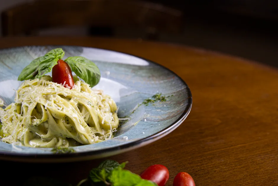 FETTUCCINE CHICKEN AL PESTO