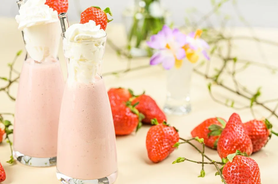 ÇİLEKLİ MİLKSHAKE